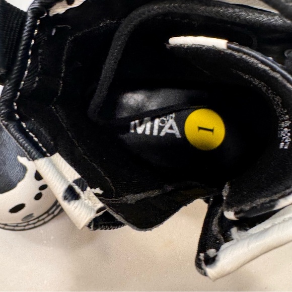 NEW Mia Girls White & Black Cowprint Lace Up Combat Boot Size 1 - Picture 8 of 10